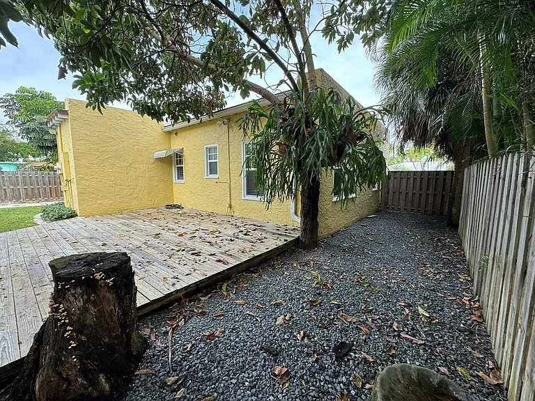 226 NE 7th Ave — Photo 13