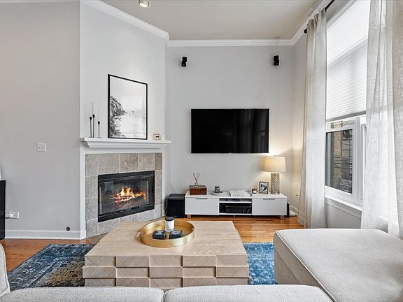 3rd image of 2733 N Lincoln Ave APT D
