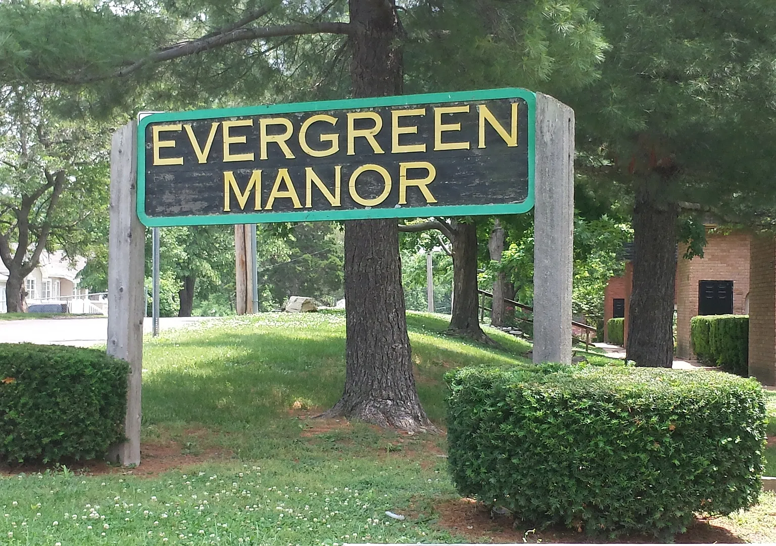 Evergreen Manor Apartments — Photo 1