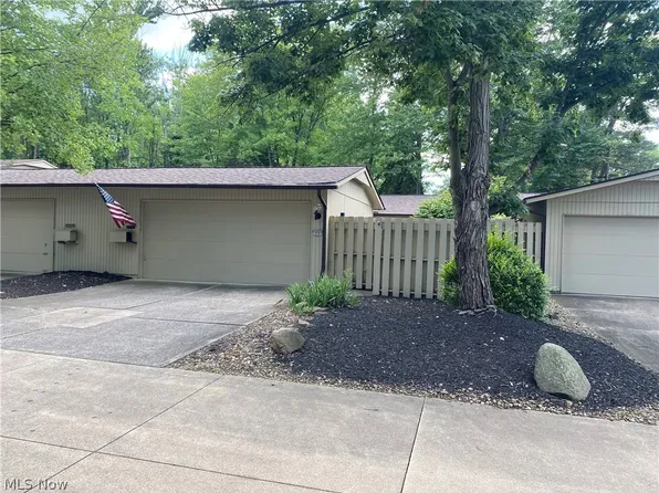 19761 Dell Dr, Strongsville, OH 44149