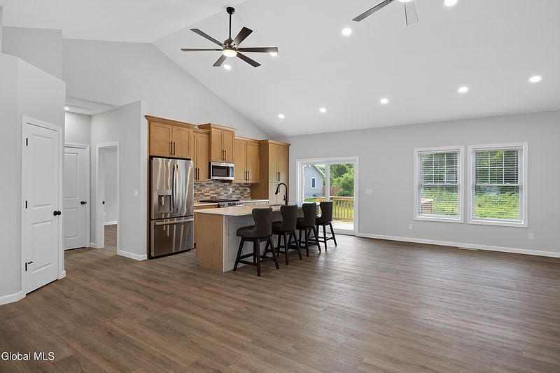 4th image of 29 E State Street