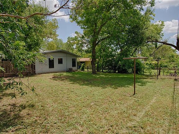 3rd image of 1417 Yorkshire Dr