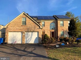 2715 Woodsview Dr, Bensalem, PA 19020