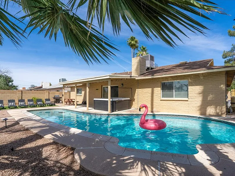 5 bed, 2044 sqft, $5,000 — Photo 1