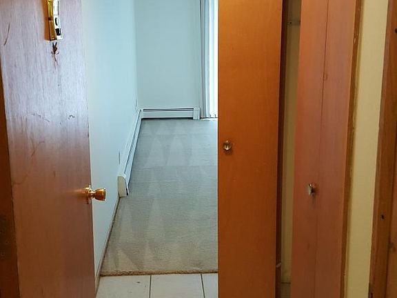 Foyer w/coat closet