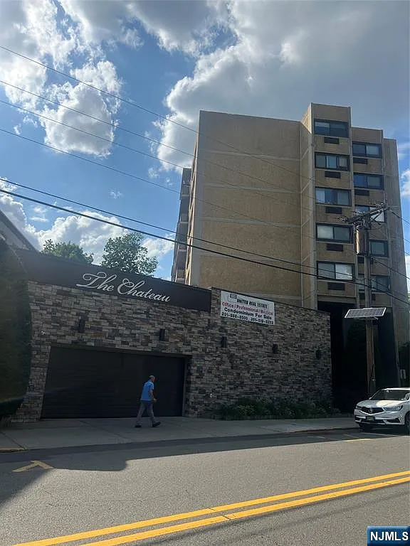 Building Photo - 555 Gorge Rd #7K
