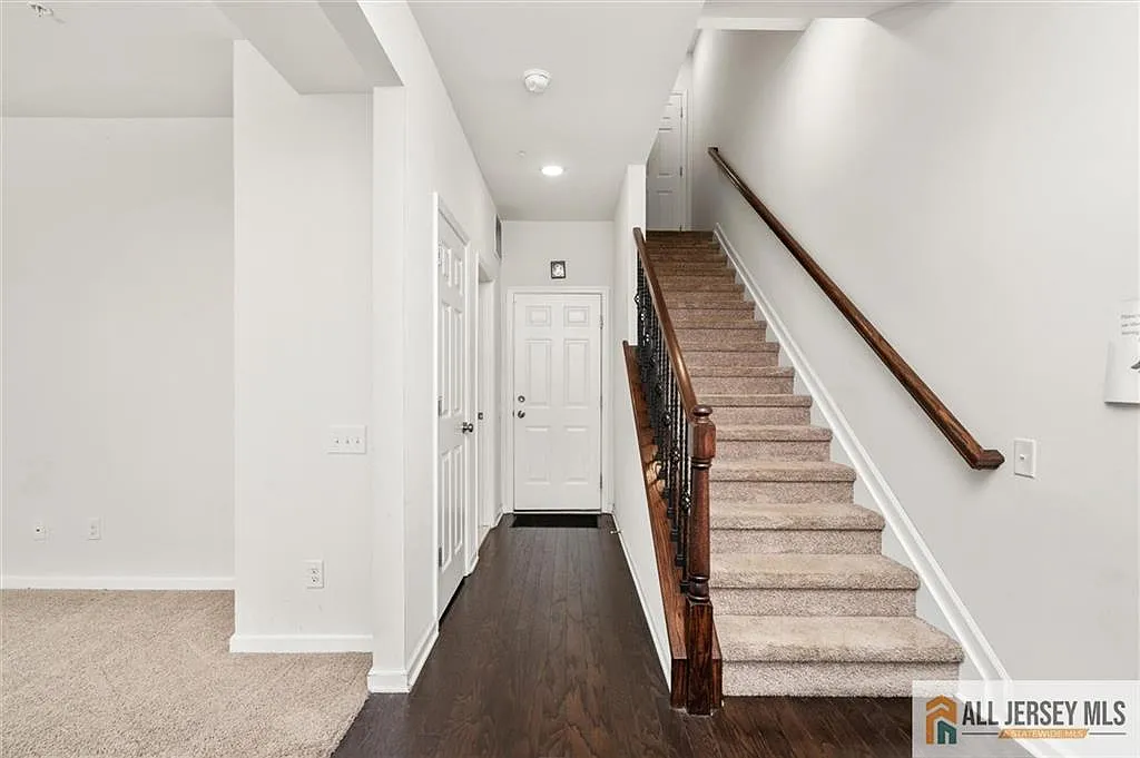 3 bed, 4.0 bath, 2240 sqft, $4,000 — Photo 3