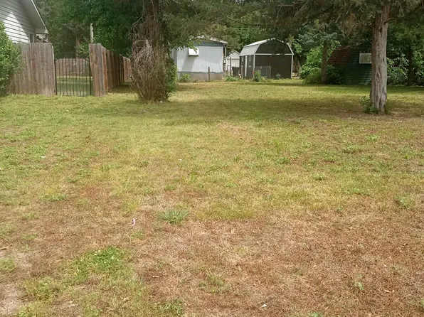 320 Harvey St, Halstead, KS 67056