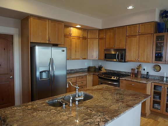 kitchen w/ maple cabinets