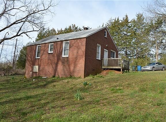 4th image of 1039 5th St SE