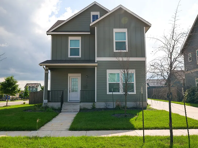 1321 Weatherford Ln — Photo 2