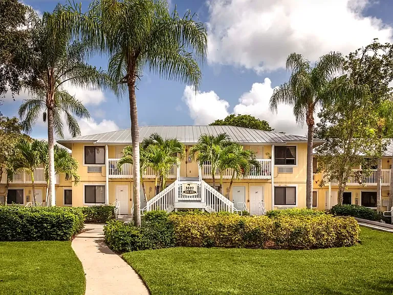 Naples 701 Apartments — Photo 16