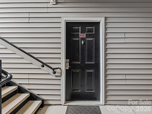 5th image of 221 Appeldoorn Cir