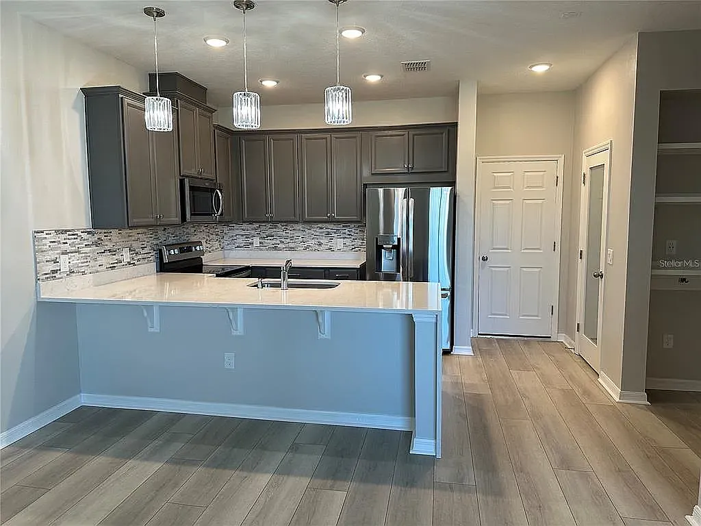 3 bed, 2.5 bath, 1685 sqft, $2,400 — Photo 3