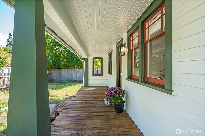 3rd image of 917 Garrison Street NE