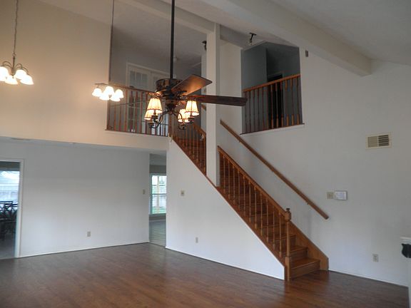 4th image of 16342 Chimneystone Dr