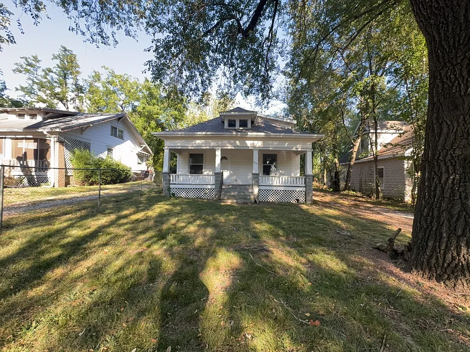2222 N Johnston Ave
