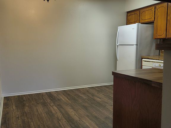 4th image of 207 E Sycamore Ln APT B