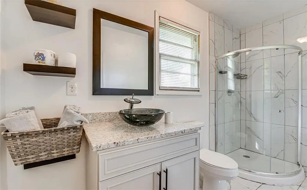 3 bed, 2.0 bath, 1404 sqft, $2,000 — Photo 3
