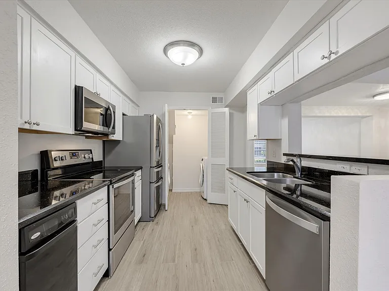 1653 W Sam Houston Pkwy S — Photo 7
