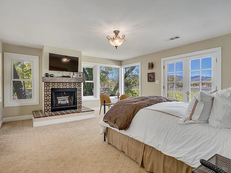 1398 Community Dr — Photo 35