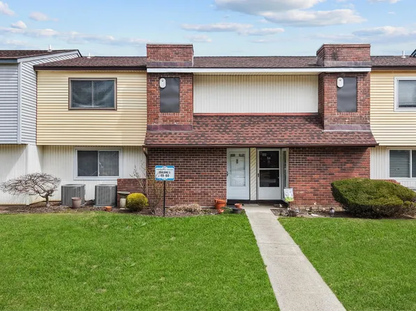 55 S Pointe Circle #55, Coram, NY 11727