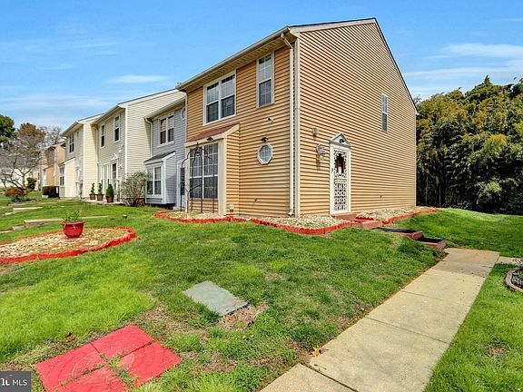 3rd image of 1311 Stockett Sq