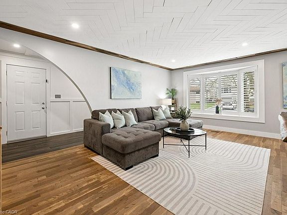 5th image of 522 Glendene Cres
