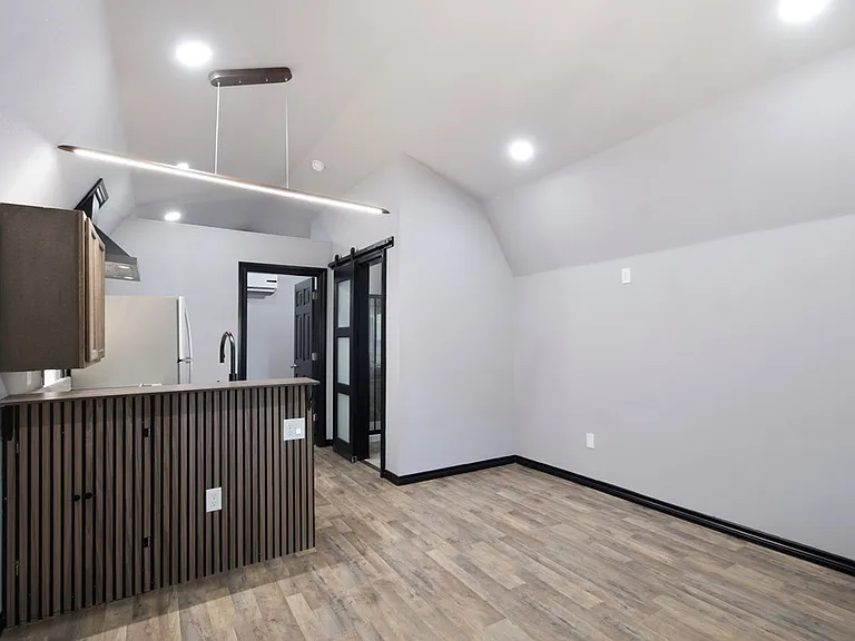 210 N Jackson St #B — Photo 4