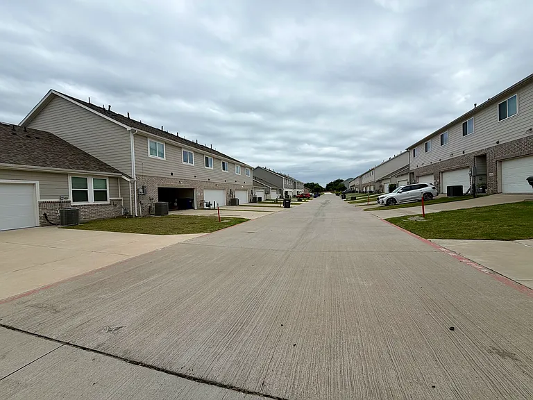 1325 Creekbank Dr — Photo 14
