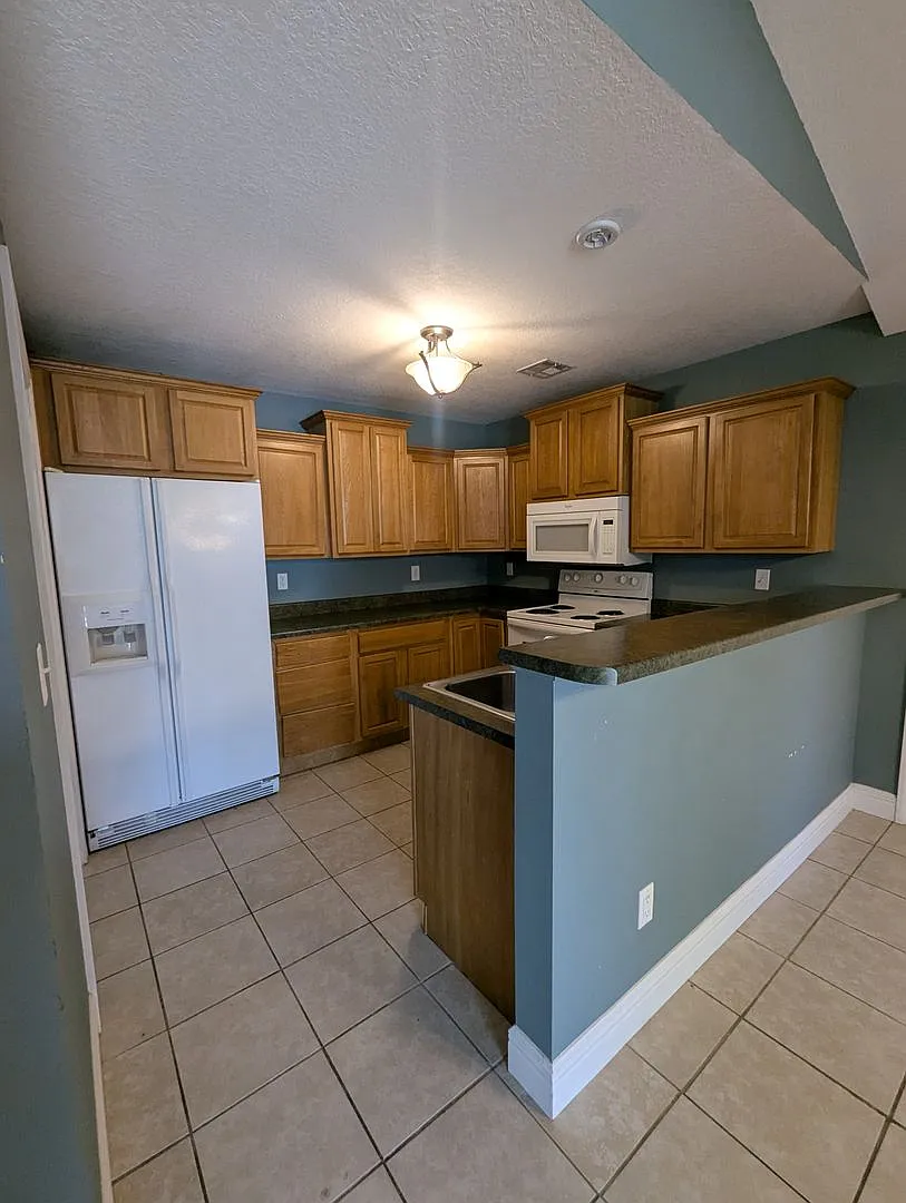 For Rent Gorgeous 3 Bed, 2 Bath Home In Webb City! Pets Welcome! — Photo 3