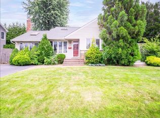 10 Seneca Dr, Massapequa, NY 11758