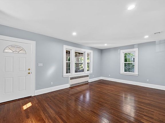 5th image of 20 W Van Ness Ave