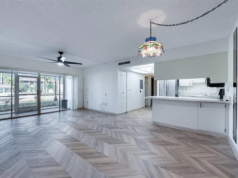 2300 Aaron St #114 — Photo 5