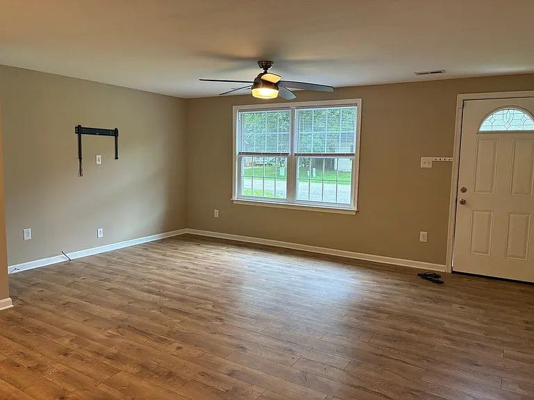 21715 Genesta St — Photo 4