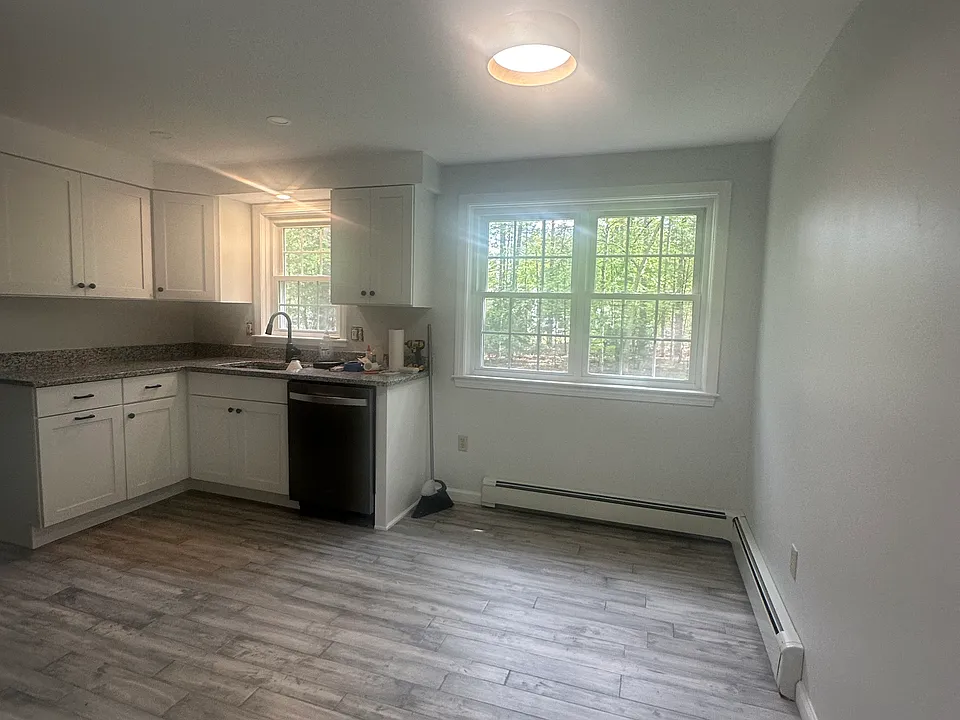eat-in kitchen