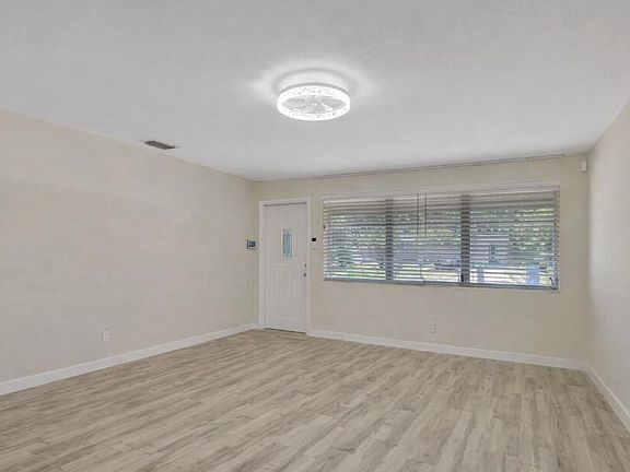 5th image of 140 W 31st Ct