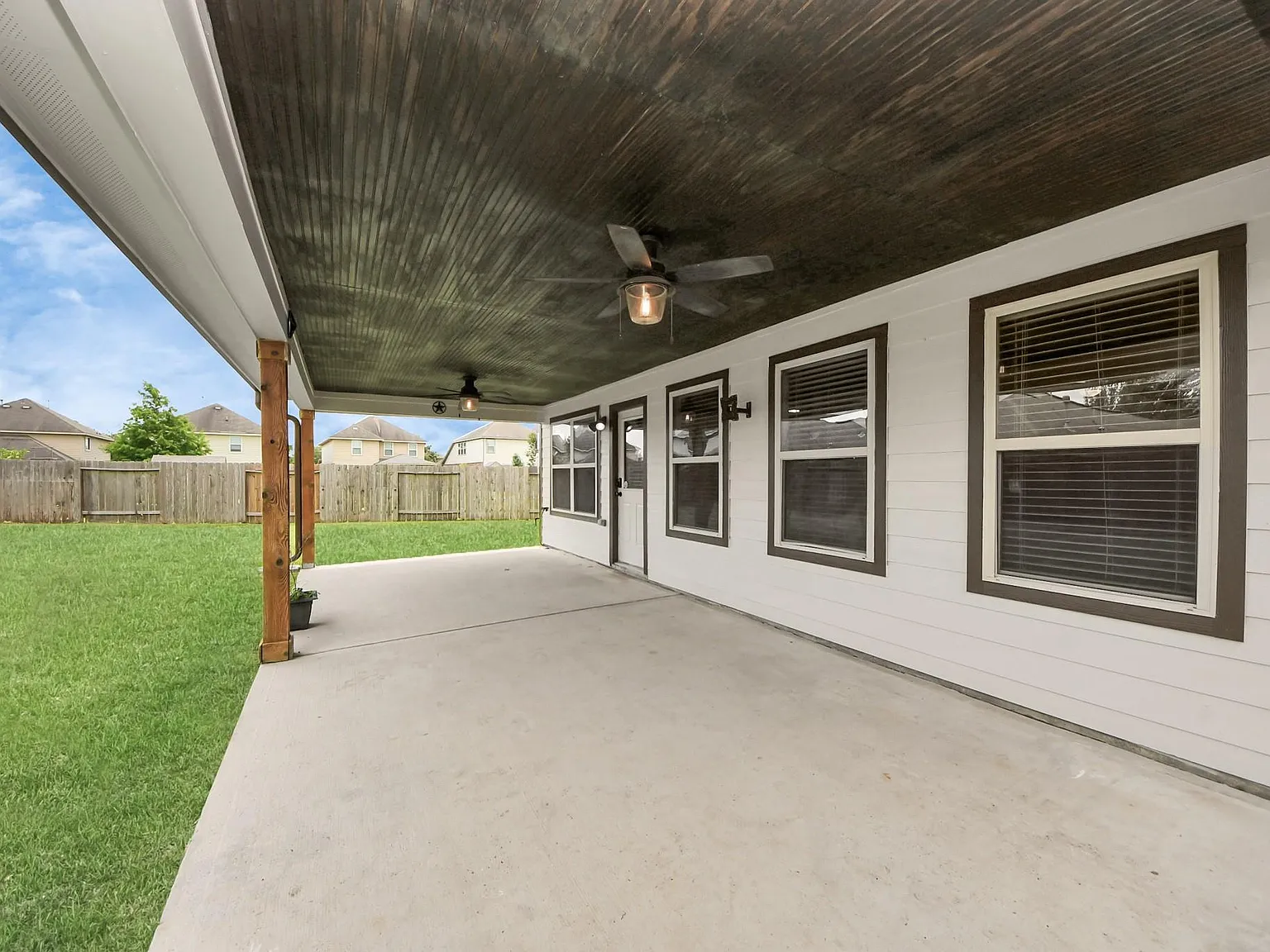 4 bed, 2.5 bath, 2356 sqft, $2,400 — Photo 2