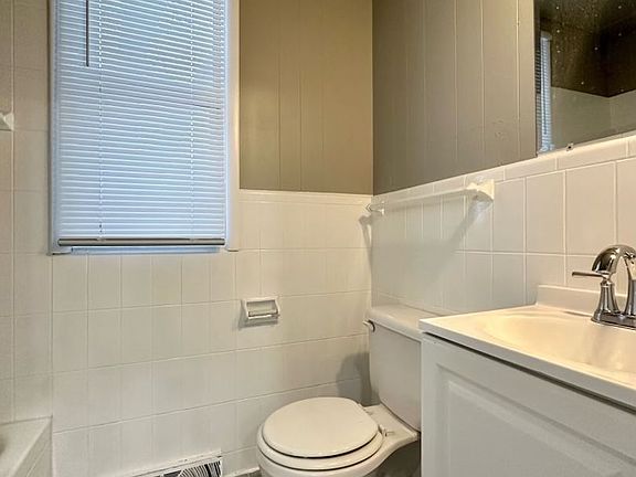 5th image of 1009 Broadway Ave S APT 4