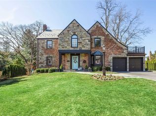 211 Dover Rd, Manhasset, NY 11030