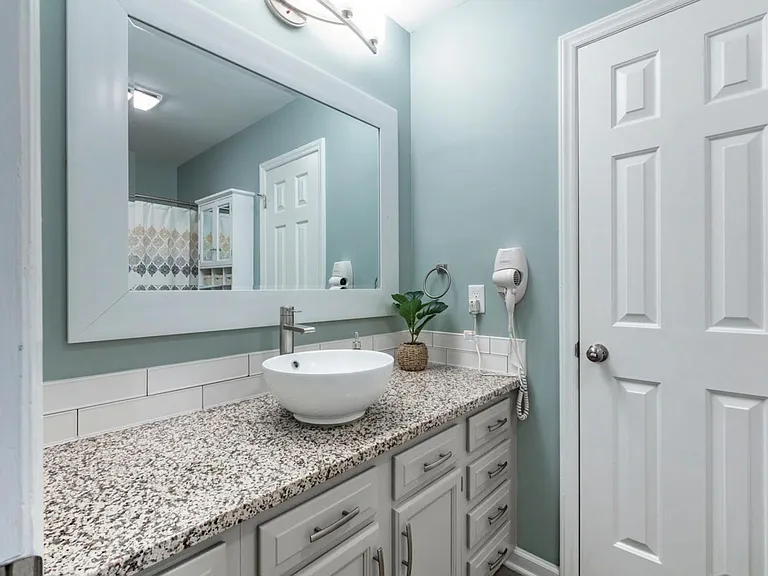 125 W Victoria Ct #D — Photo 27