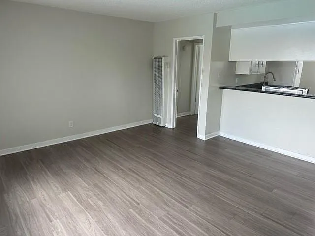 Country Club Apartments — Photo 21