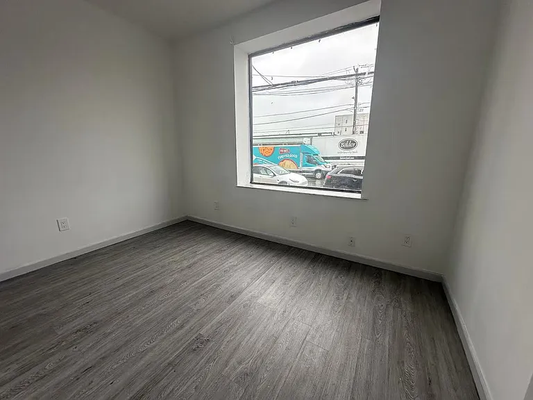 915 Washington Av — Photo 6
