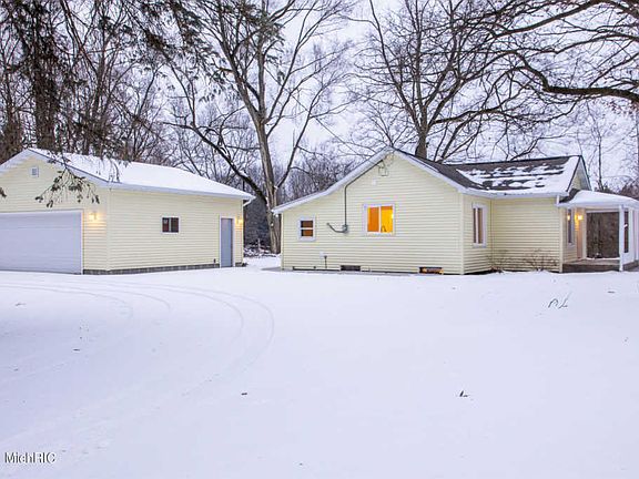 3rd image of 7976 Courtland Dr NE