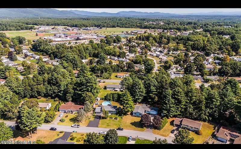 5th image of 43 Heinrick Circle