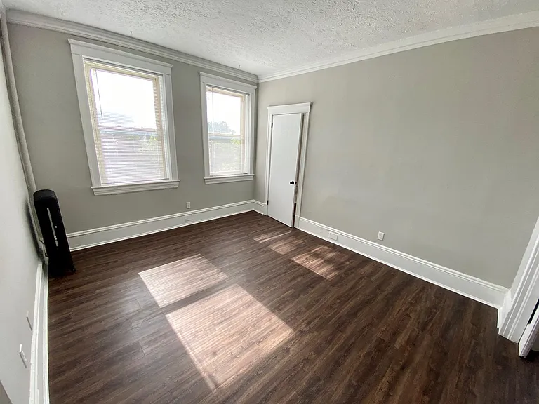 Chelsea Manor — Photo 36