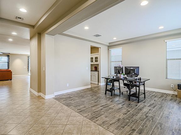 4th image of 383 E Vicenza Dr