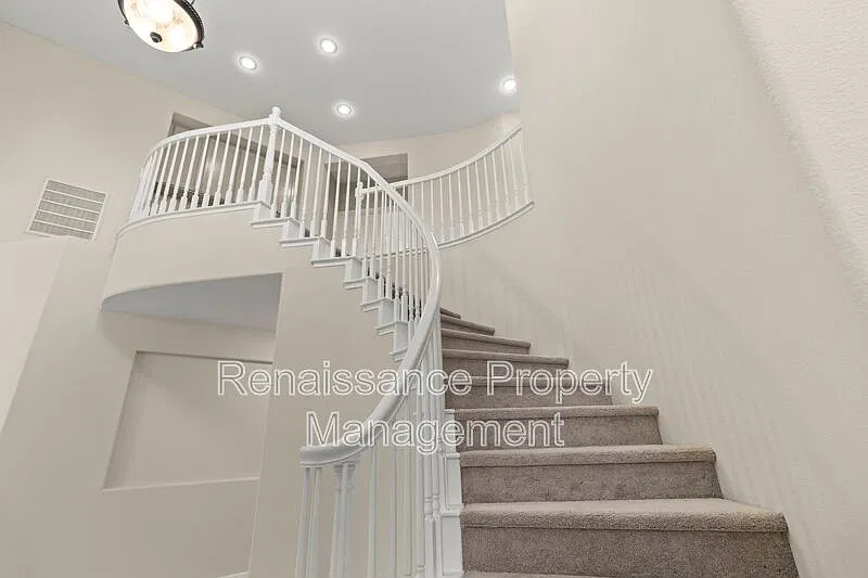 5 bed, 3.0 bath, 2836 sqft, $2,900 — Photo 3