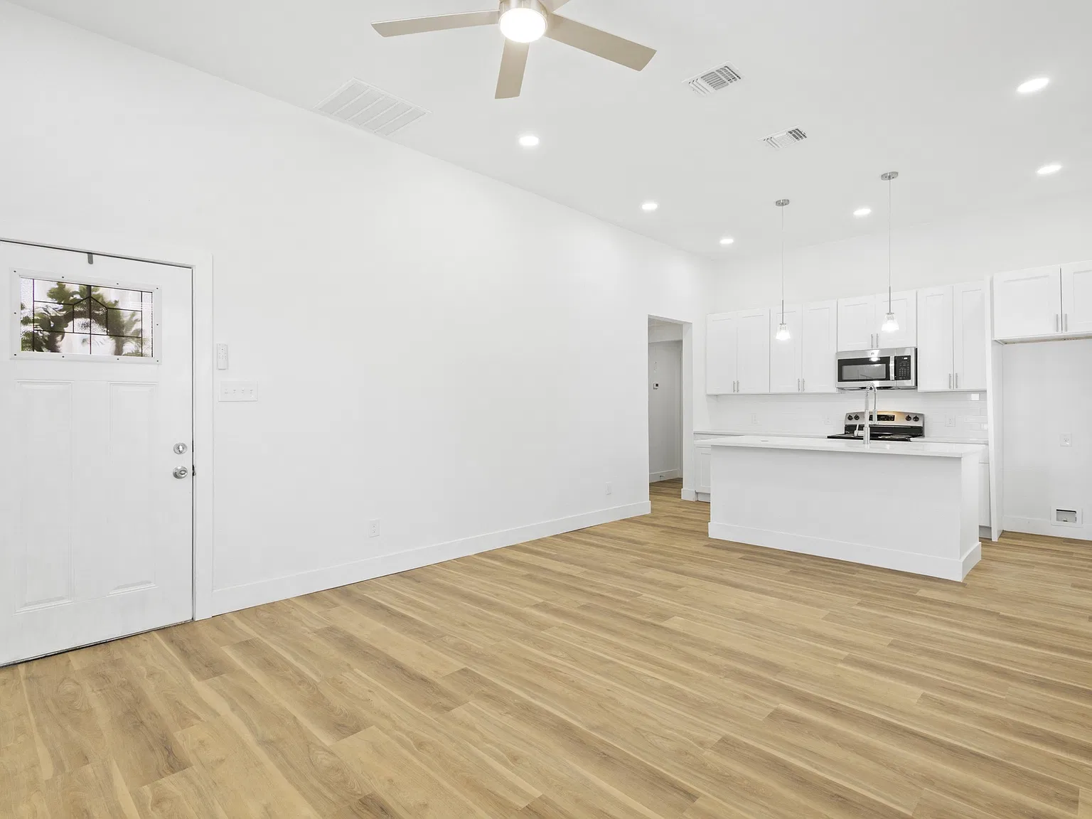 3 bed, 980 sqft, $1,695 — Photo 3