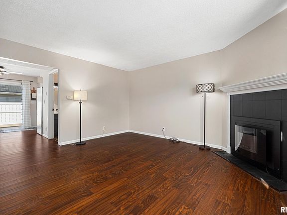 3rd image of 1918 Canterbury Dr APT F